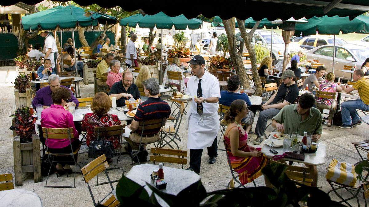 Los clientes comen al aire libre en el News Cafe original, que cerró en enero de 2021.