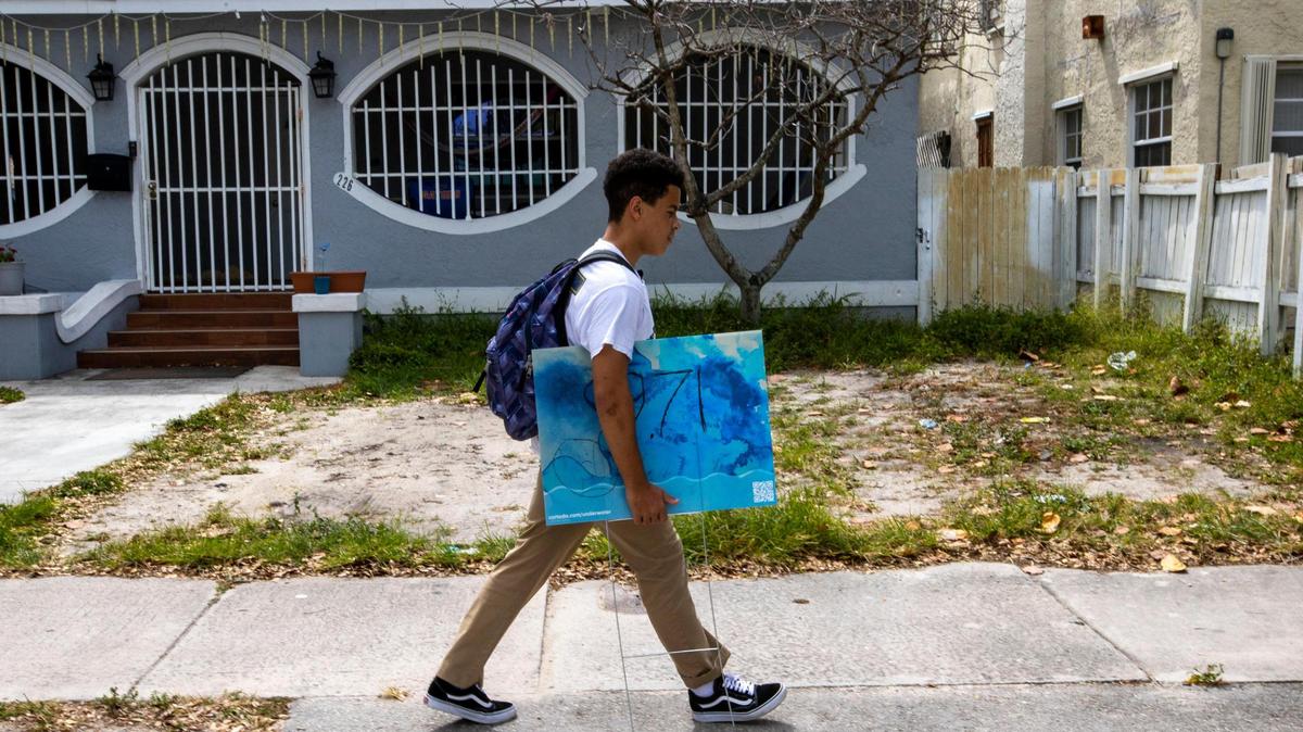 Bernardo, estudiante de primer año en Miami Senior High, camina a casa desde la escuela el miércoles 20 de abril de 2022.