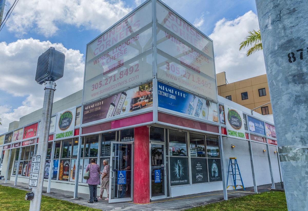 Vista de las descoloridas letras rojas del letrero de Sunset Corners y un nuevo letrero temporal que indica el nombre del negocio tal y como se conocerá en adelante, Jensen's at Sunset Corners, el 1 de junio de 2024. La tienda de vinos y licores fue comprada recientemente por Eduardo Cruz, propietario de la cadena de licores Jensen's. Esta tienda en 8701 Sunset Dr, en Miami, está en la esquina de Sunset Drive y Galloway Road.