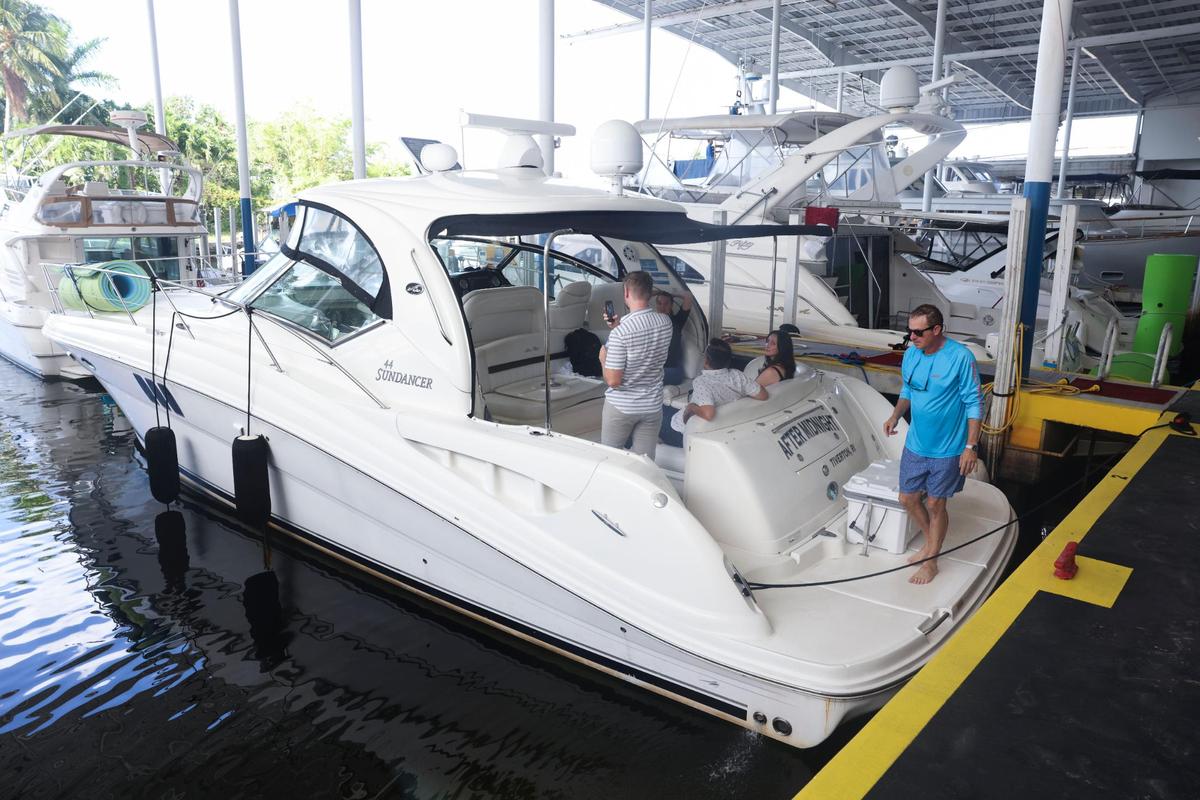 Daniel Olsak, propietario de una embarcación y usuario de Click&Boat, a la derecha, prepara su embarcación para dar una vuelta cerca del downtown de Miami, el jueves 21 de julio de 2022.