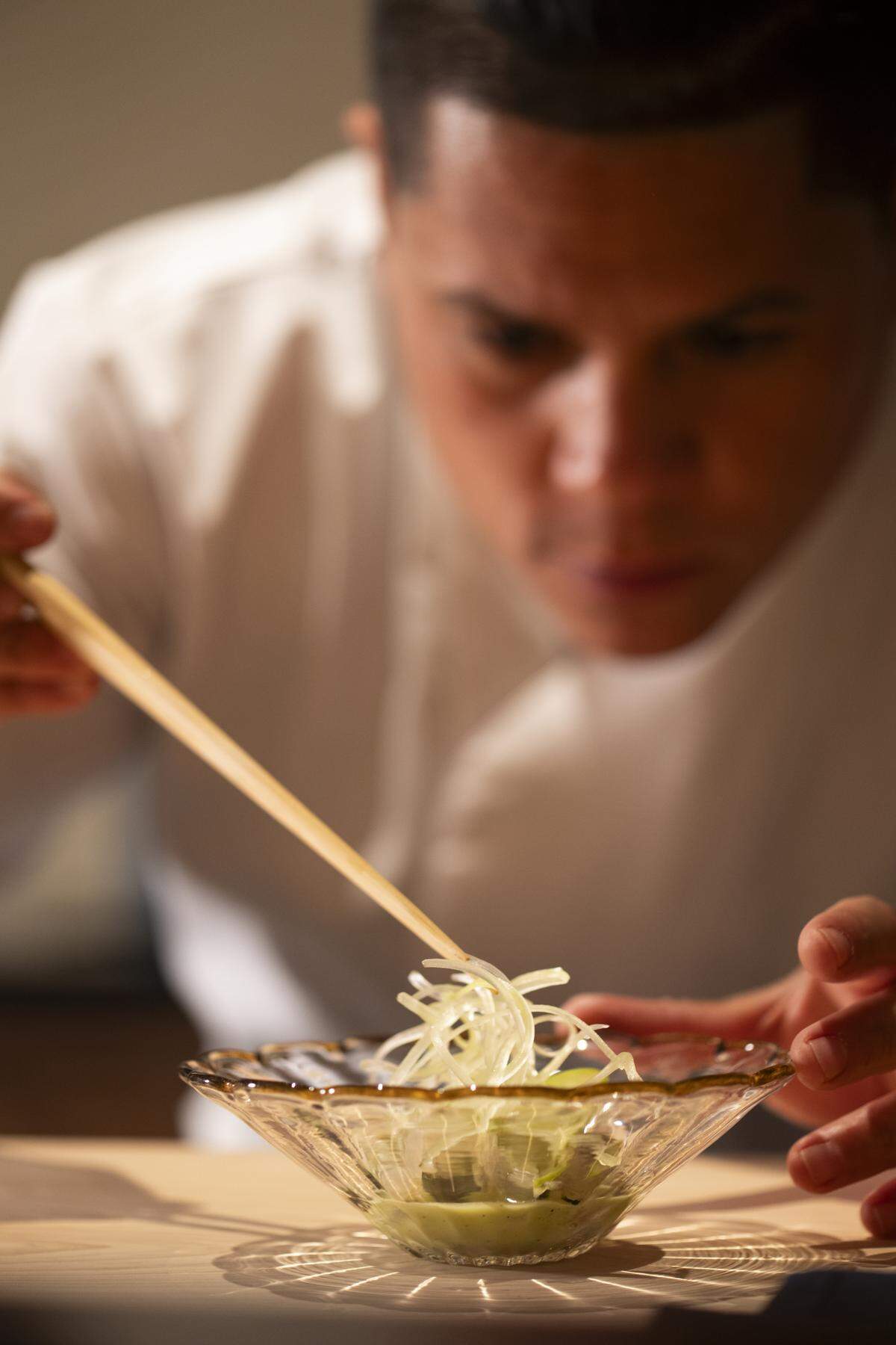 El chef Raymond Li prepara ceviche de madai en Yasu Omakase, en el Design District.