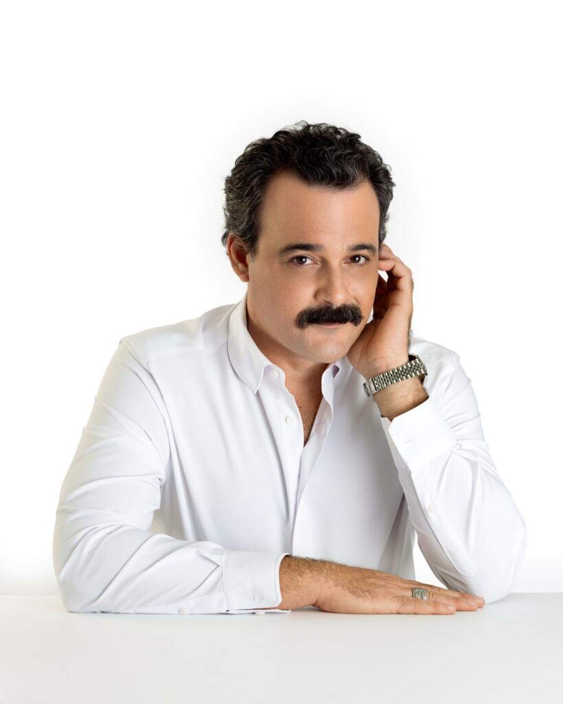 Cuban actor Ariel Texido steps into the shoes of Alvarez Guedes in “Muerto de Risa – El Último Show de Álvarez Guedes.” He listened to the comic on his grandmother’s cassettes. “For us in Cuba, it was a relief amid all that tension and pressure and repression and everything else.”