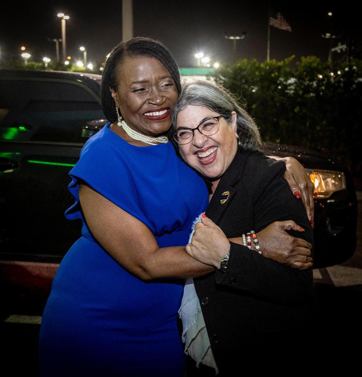 Miami, FL- 8 de noviembre de 2022 - Marleine Bastien, a la izquierda, es felicitada por la alcaldesa de Miami-Dade, Daniella Levine Cava, en la fiesta de la noche electoral de Bastien en el Holiday Inn ubicado en 7927 NW 7th Ave. Bastien ganó la elección para el puesto del Distrito 2 en la Comisión del Condado Miami-Dade para suceder a Jean Monestime, cuyo mandato está limitado.