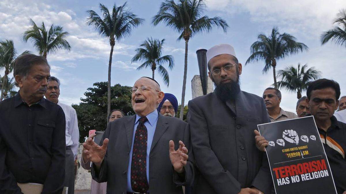 Rabbi Solomon Schiff, center, joins members South Florida’s Pakistani community at the Torch of Friendship in honor of the 141 children and adults killed by extremists in Peshawar, Pakistan, in 2014.