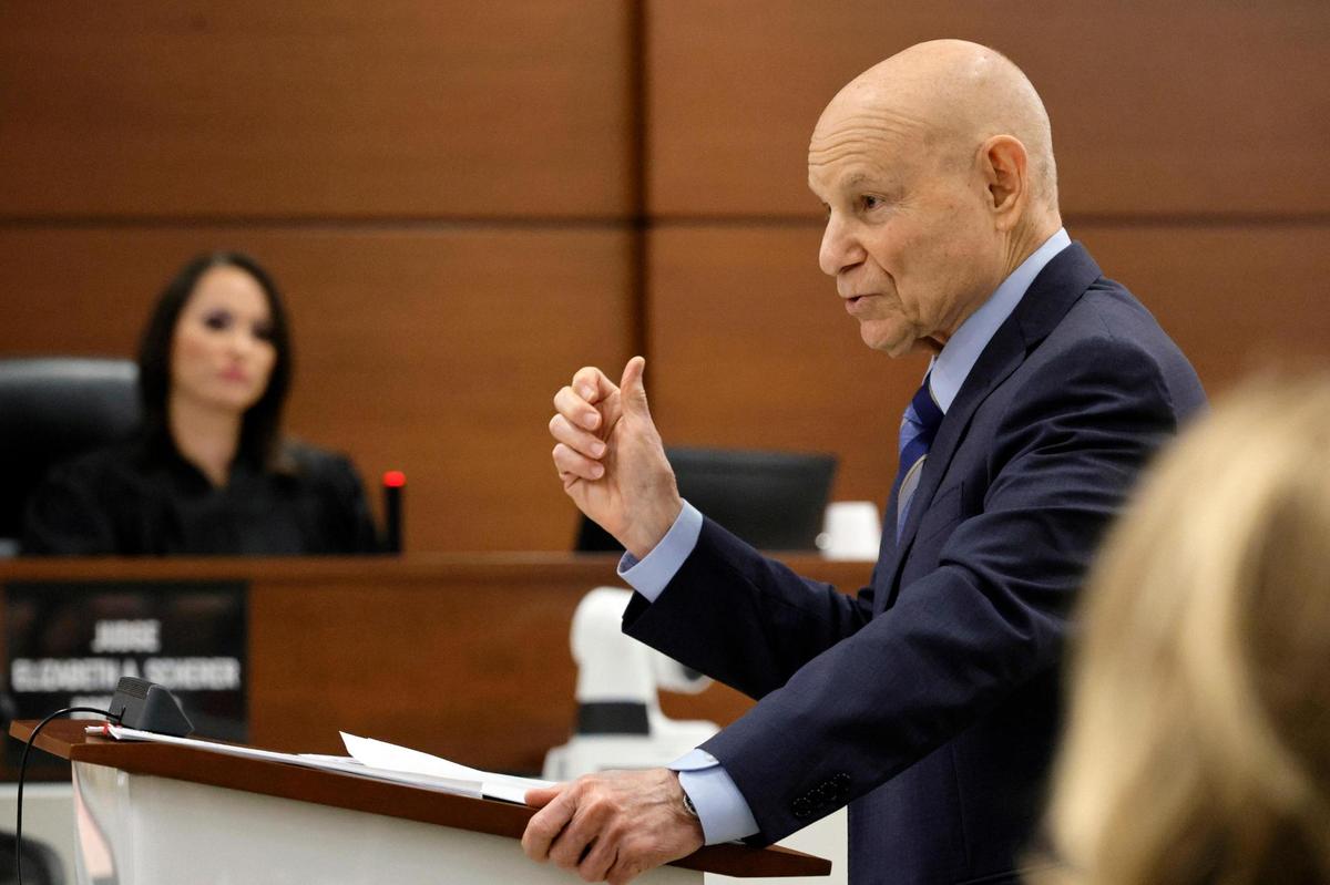 El fiscal estatal adjunto Mike Satz ofrece su alegato de cierre en la fase de pena del juicio del agresor de la Secundaria Marjory Stoneman Douglas, Nikolas Cruz, en el Tribunal del Condado Broward, en Fort Lauderdale, el martes 11 de octubre de 2022. (Amy Beth Bennett/South Florida Sun Sentinel vía AP, Pool)