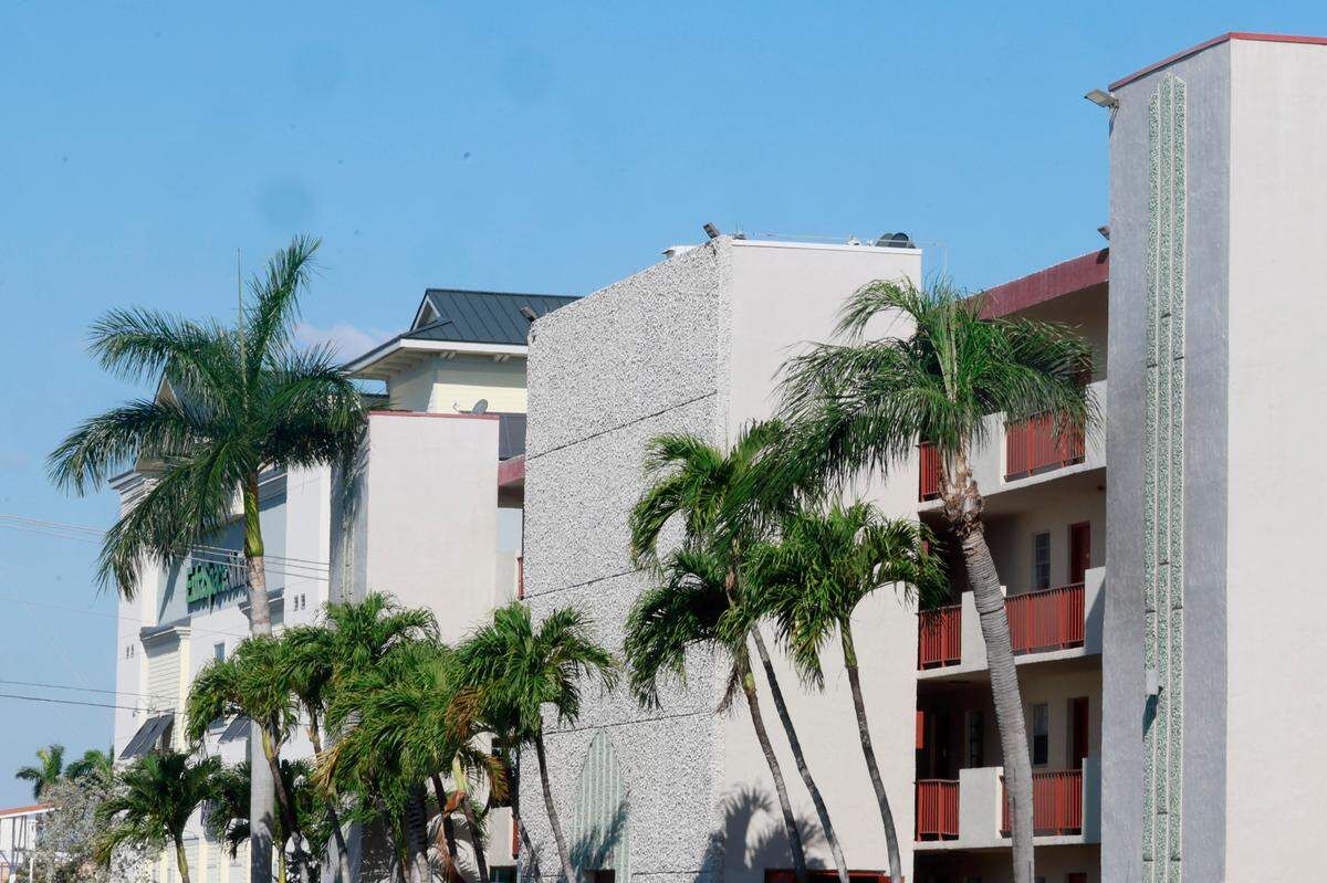 A woman and three children were shot to death in Pembroke Park on Wednesday night, and two people were hospitalized, according to the Broward Sheriff’s Office. The shooting happened shortly after 8 p.m. at this apartment building in the 3100 block of West Hallandale Beach Boulevard, photographed on Thursday, March 27, 2025. (Mike Stocker / South Florida Sun Sentinel)