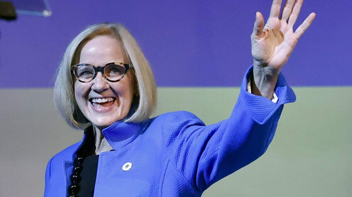 Eileen Higgins saluda al público durante la ceremonia de investidura como alcaldesa de la Ciudad de Miami en el Auditorio del Campus Wolfson de Miami-Dade College en Miami, Florida, el jueves 18 de diciembre de 2025.