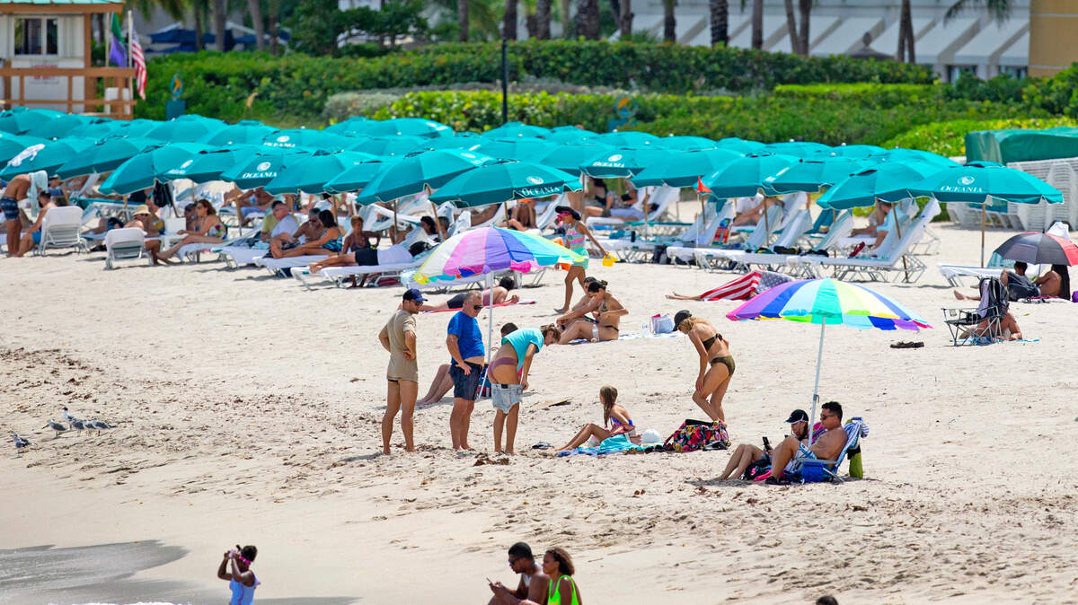 Los bañistas disfrutaron de un día soleado y caluroso en Sunny Isles Beach el fin de semana del Día del Trabajo del año pasado, el 6 de septiembre de 2020, en una foto de archivo. ¿Podrán volver a hacerlo el en 2021? Los meteorólogos dicen que depende de dónde usted esté ya que es posible que haya tormentas eléctricas.
