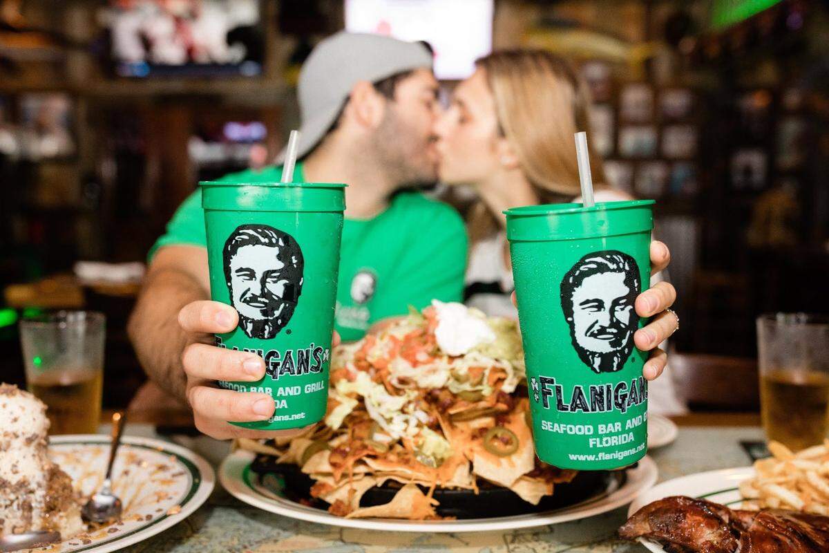 José “Tuto” Moreiras and Elisa Cantero met at a Flanigan’s Seafood Bar and Grill in 2016 — so they decided to take their engagement photos there.