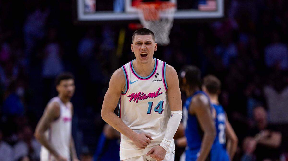 El defensa del Miami Heat, Tyler Herro (14), reacciona tras una canasta durante el doble tiempo extra de un partido de la NBA en el Kaseya Center el lunes 27 de enero de 2025, en Miami, Florida.