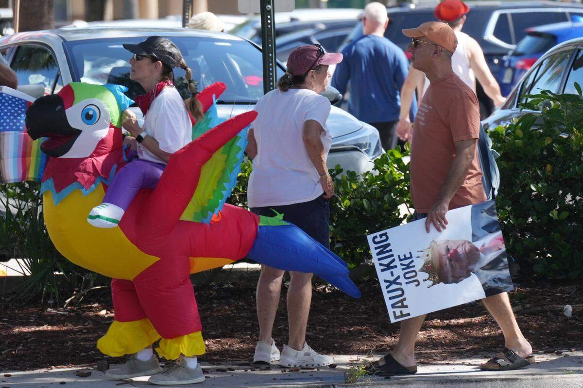 Supporters gather along U.S. 1 and Oakland Park Blvd. in Fort Lauderdale for a ”No Kings” rally protesting the Trump administration on Saturday, Oct. 18, 2025. (Jim Rassol/Contributor)