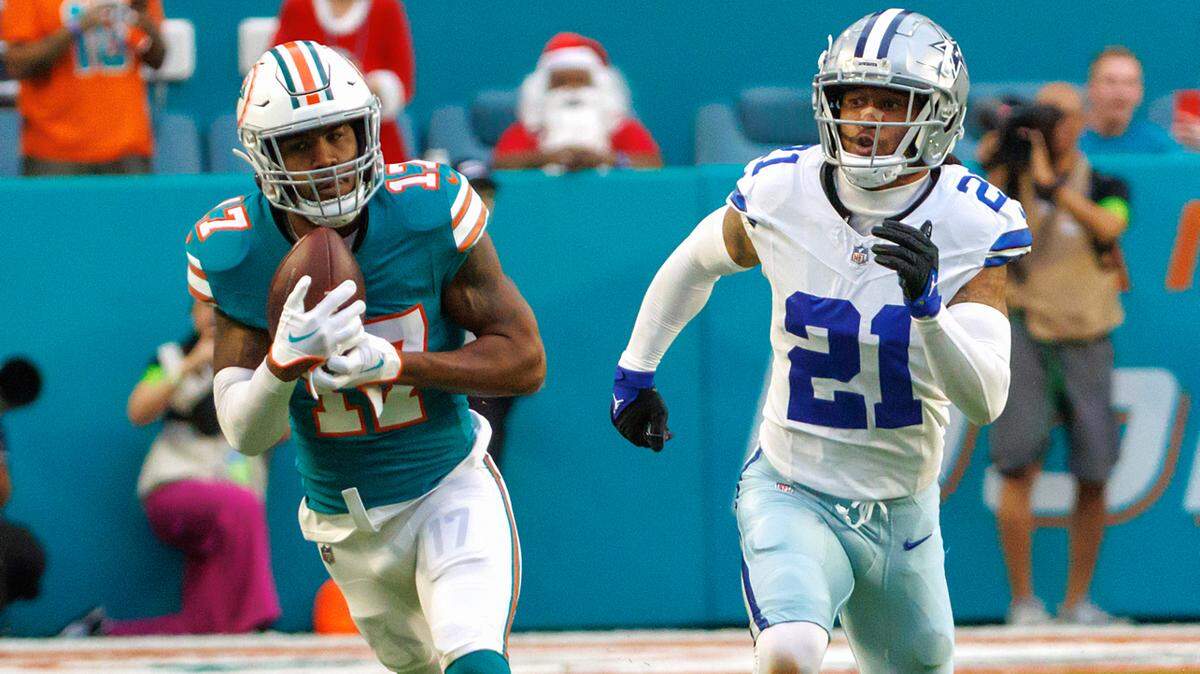 El wide receiver de los Dolphins, Jaylen Waddle (17), atrapa un pase mientras el cornerback de los Cowboys de Dallas, Stephon Gilmore, defiende durante el primer cuarto del partido celebrado en el Hard Rock Stadium, el 24 de diciembre de 2023 en Miami Gardens, Florida.