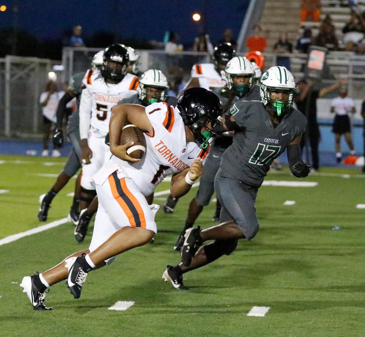 Booker T. Washington Tornadoes quarterback Nylan Maine (1) carries the ball against Miami Central Rockets during football game on Saturday, September 7, 2024 at Traz Powell Stadium in Miami. Andrew Uloza / for Miami Herald