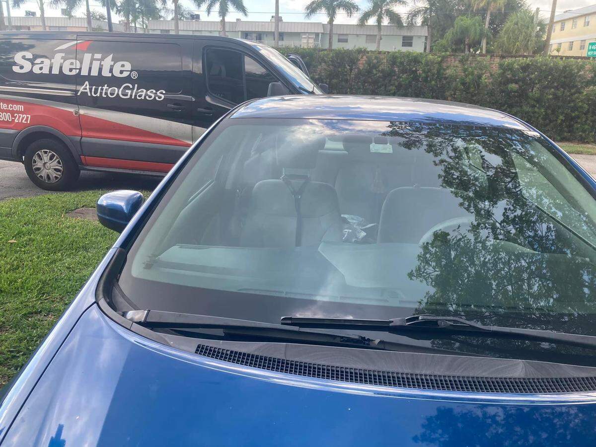 Un servicio de reparación de parabrisas visita una vivienda en el Condado Broward.