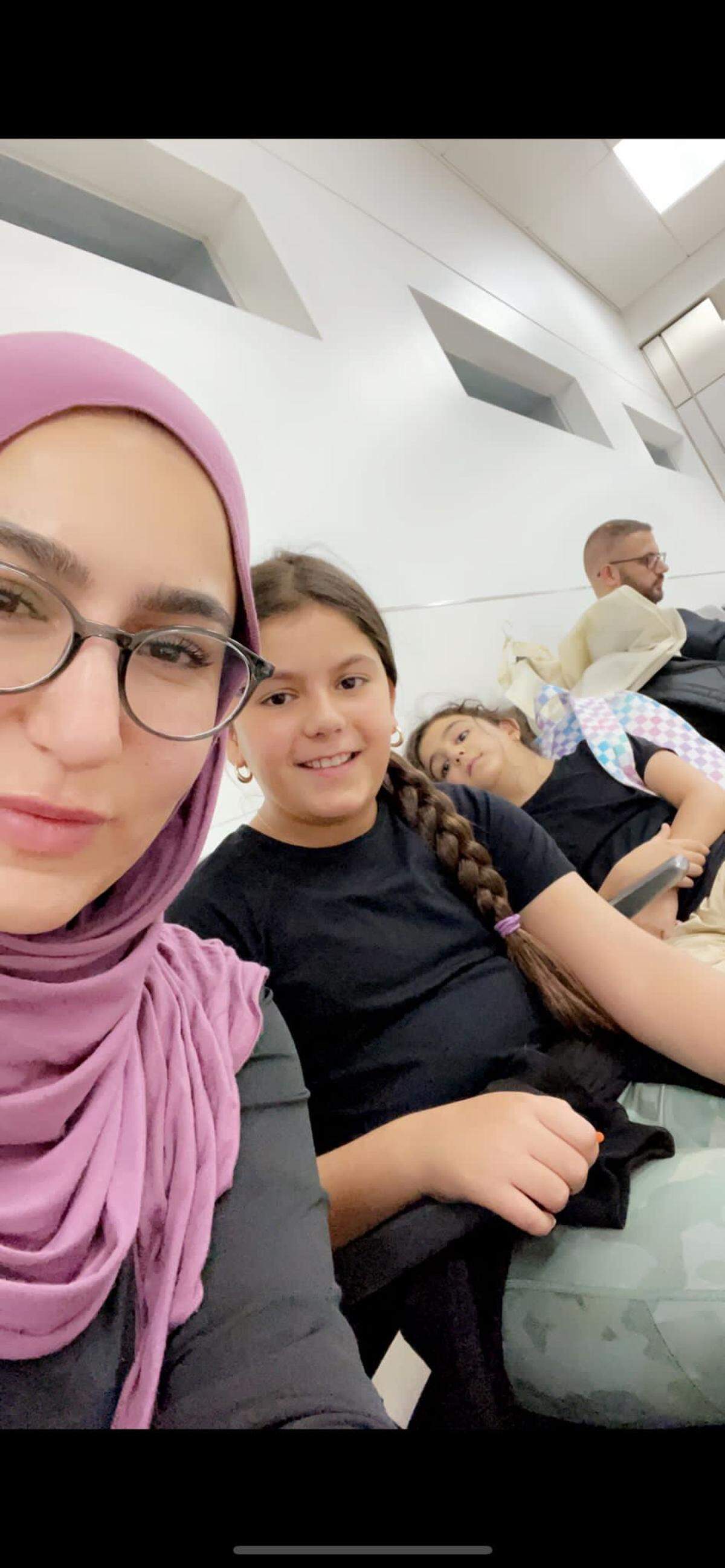 Lana Shehadeh posa con sus hijas Lilly y Talia. Shehadeh, que creció en Parkland, Florida, es profesora adjunta de Ciencias Políticas en la Arab American University y vive en Cisjordania.