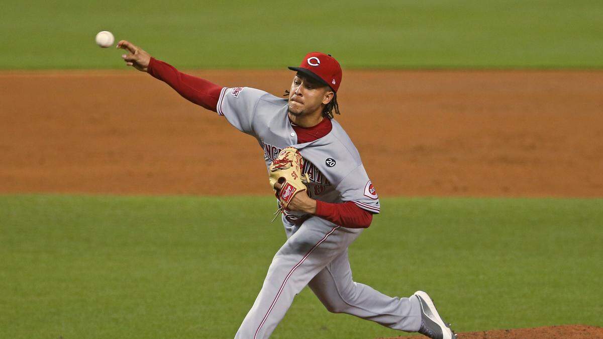 El abridor de los Rojos Luis Castillo lanza en el tercer inning del partido ante los Marlins, celebrado el 27 de agosto de 2019 en Miami.