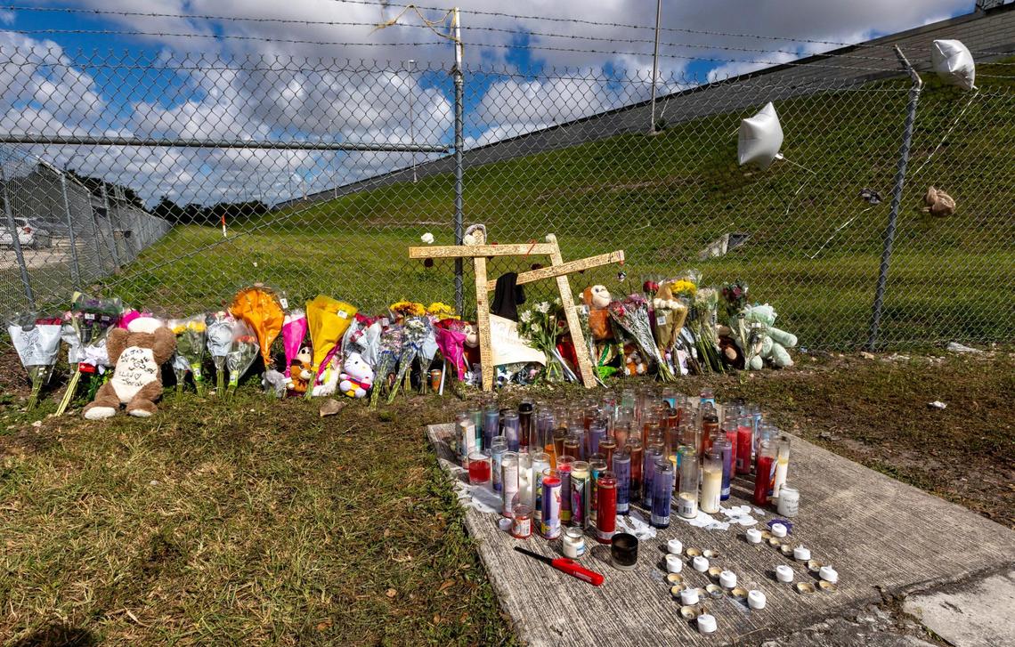 Miami, Florida, 8 de noviembre de 2023 - Un altar improvisado en la esquina de Miller Drive y SW 118 Avenue en memoria de Anthony Gago, de 15 años, quien murió en un accidente mientras huía de la policía de Miami-Dade en la mañana del miércoles 8 de noviembre de 2023, dijo la policía. Jazmín Keltz, de 14 años, pasajera del auto que conducía Anthony, murió el viernes.