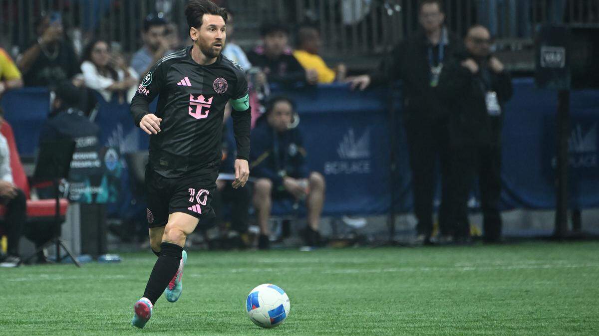 El delantero del Inter Miami SC, Lionel Messi (10), corre con el balón contra el Vancouver Whitecaps FC durante la primera mitad en el BC Place, en Vancouver, Columbia Británica, CAN; el 24 de abril de 2025..