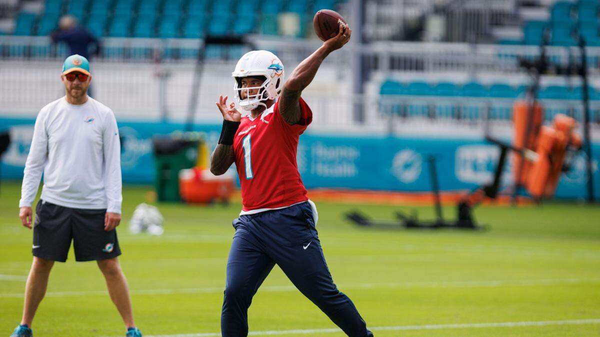 El quarterback de los Dolphins Tua Tagovailoa lanza el ovoide en una práctica con el equipo en el Baptist Health Training Complex en Miami Gardens, Florida.