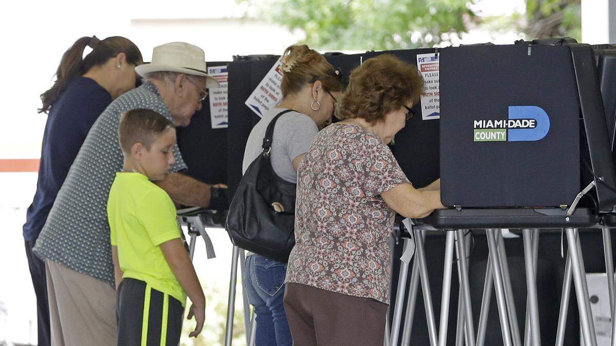 Voters fill out their ballots as they prepare to cast their primary vote in Hialeah on Aug. 30, 2016.