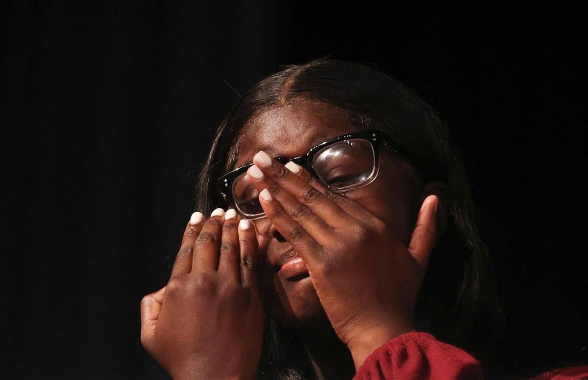 Azorea McGill, alumna del último año de la escuela preparatoria Booker T. Washington de Miami, reacciona después de enterarse de que recibirá una beca universitaria de $30,000 del Biscayne Bay Kiwanis Club durante la ceremonia de entrega de premios a los estudiantes, el martes 24 de mayo de 2022, en la escuela. McGill, presidenta de su clase, asistirá a la Universidad Estatal de Alabama en otoño.