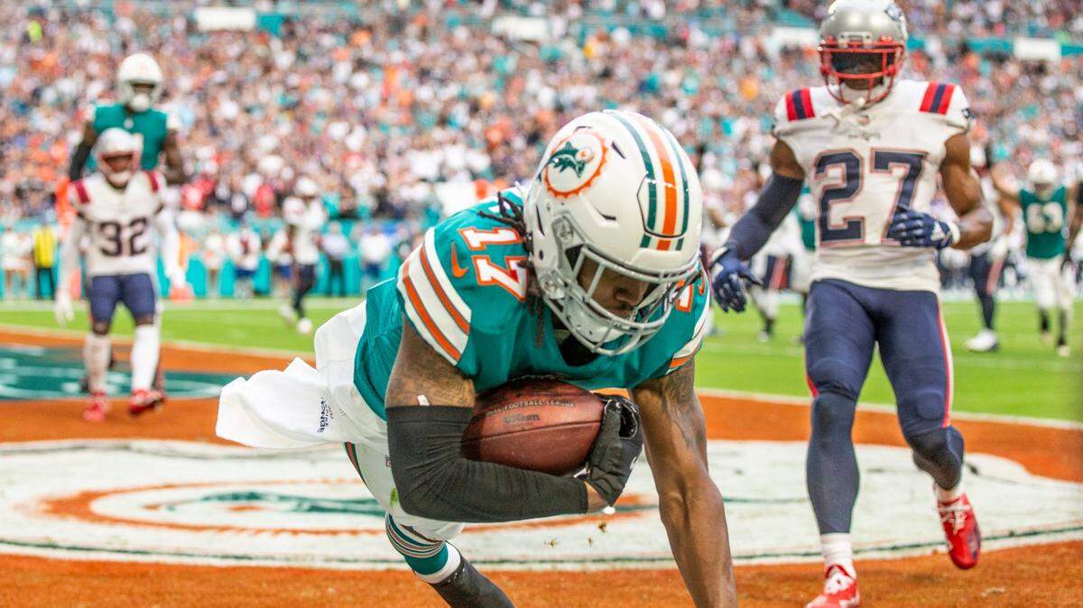 Miami Dolphins wide receiver Jaylen Waddle (17) scores in the first quarter against the New England Patriots at Hard Rock Stadium in Miami Gardens on Sunday, January 9, 2022.