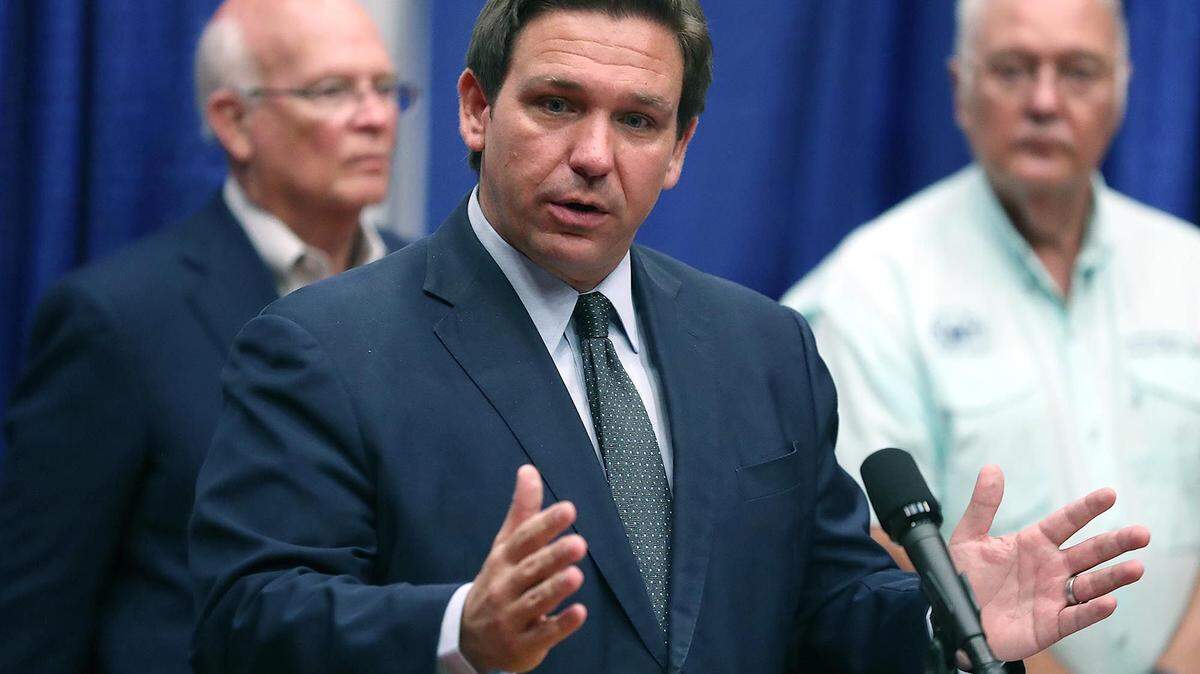 El gobernador de la Florida, Ron DeSantis, habla en un centro de tratamiento de anticuerpos monoclonales en el Barnstorm Theater de The Villages, el 25 de agosto de 2021. The Villages es la veta madre de los electores republicanos en el centro-norte de la Florida.