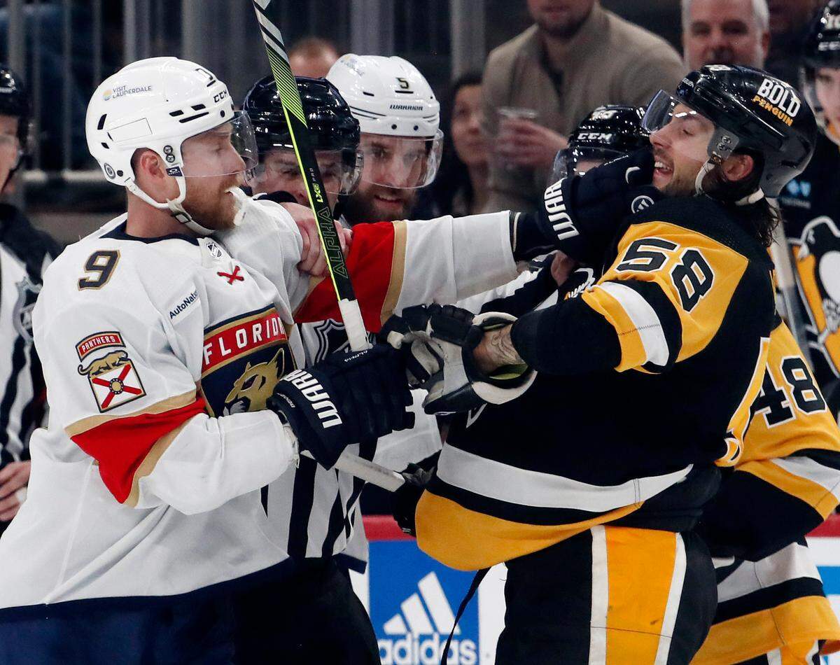 Jan 26, 2024; Pittsburgh, Pennsylvania, USA; Florida Panthers center Sam Bennett (9) commits an unsportsmanlike penalty on Pittsburgh Penguins defenseman Kris Letang (58) during the second period at PPG Paints Arena.