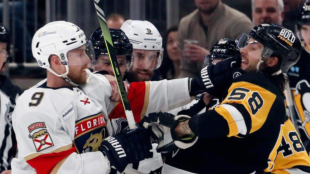 Jan 26, 2024; Pittsburgh, Pennsylvania, USA; Florida Panthers center Sam Bennett (9) commits an unsportsmanlike penalty on Pittsburgh Penguins defenseman Kris Letang (58) during the second period at PPG Paints Arena.