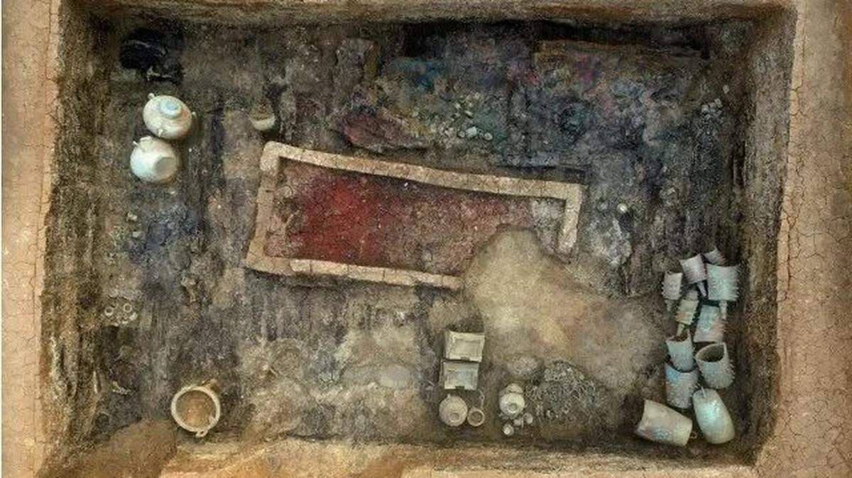 Ancient bronze musical instruments were discovered in the tomb of a high-ranking official from more than 2,000 years ago.