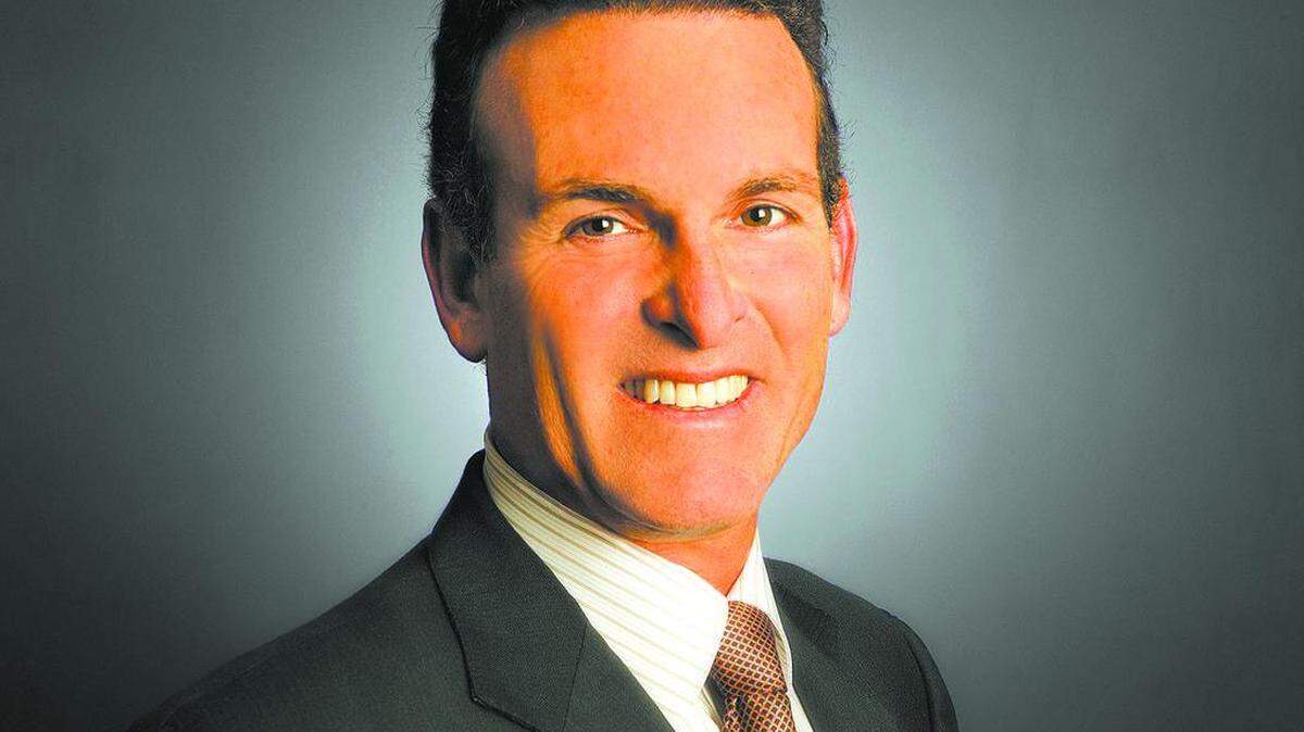 Stuart Miller, who served as CEO of home building giant Lennar Corp. for 21 years, is stepping down from the post. He will remain with the company in the newly created position of executive chairman.