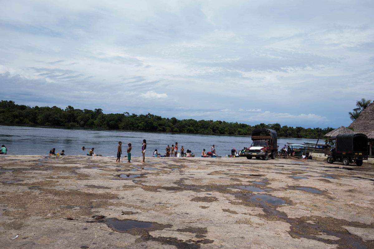 Paujil es una zona junto a la ciudad colombiana de Puerto Inírida. Grupos armados lo usan para contrabandear desde Venezuela. Gracias a la fiebre del oro ilegal en Venezuela, la vida ha cambiado mucho en ambos lados de la frontera.
