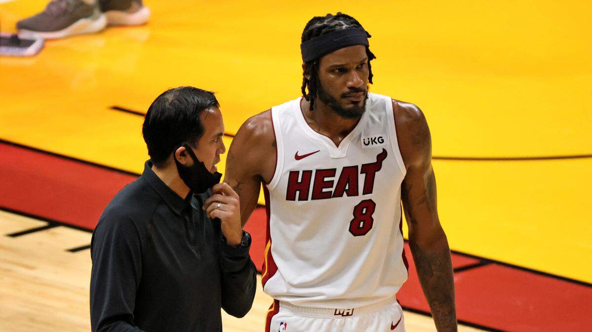 El entrenador del Heat Erik Spoelstra habla con Trevor Ariza (8) en el juego ante los Rockets en el AmericanAirlines Arena el pasado 19 de abril de 2021 en Miami, Florida.