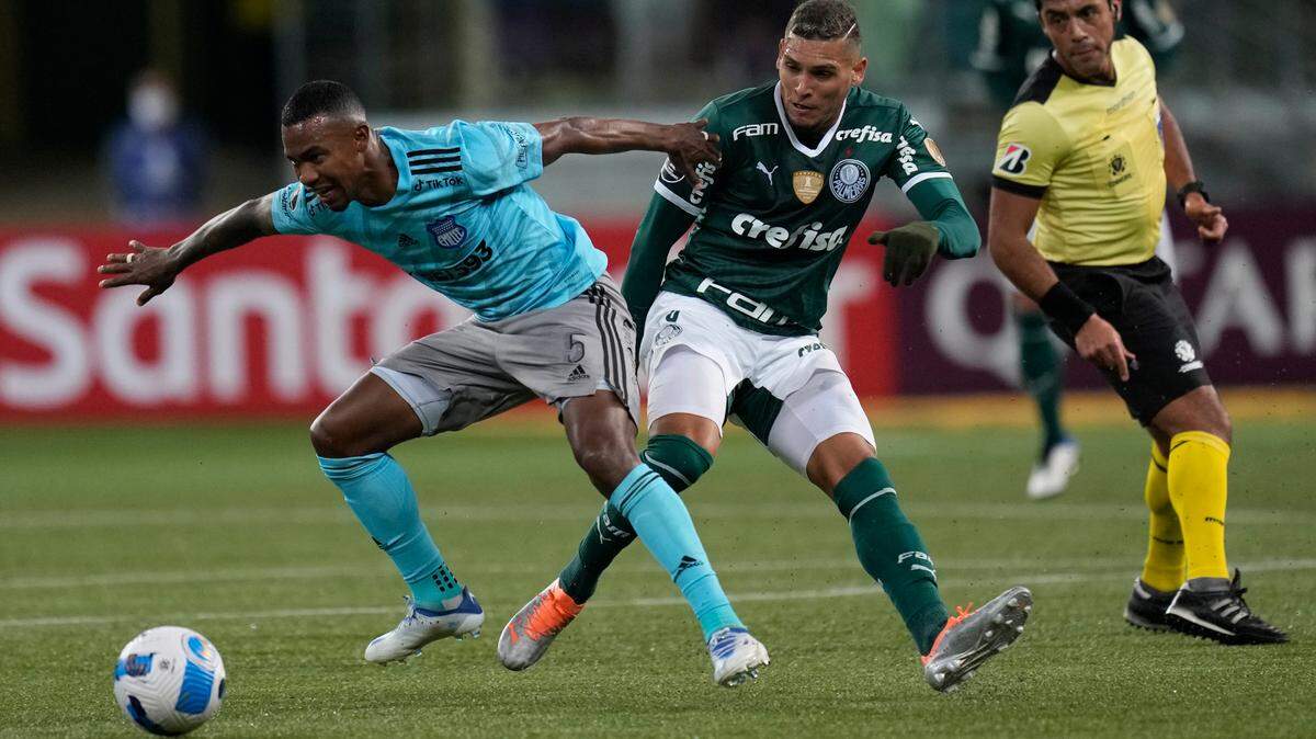 Dixon Arroyo of Ecuador’s Emelec, left, and Rafael Navarro of Brazil’s Palmeiras battle for the ball during a Copa Libertadores soccer match at Allianz Parque stadium in Sao Paulo, Brazil, Wednesday, May 18, 2022. Defensive midfielder Dixon Arroyo of Ecuadorean club Emelec is finalizing a deal with Inter Miami, which needs reinforcement at that position with the injury to captain Gregore.