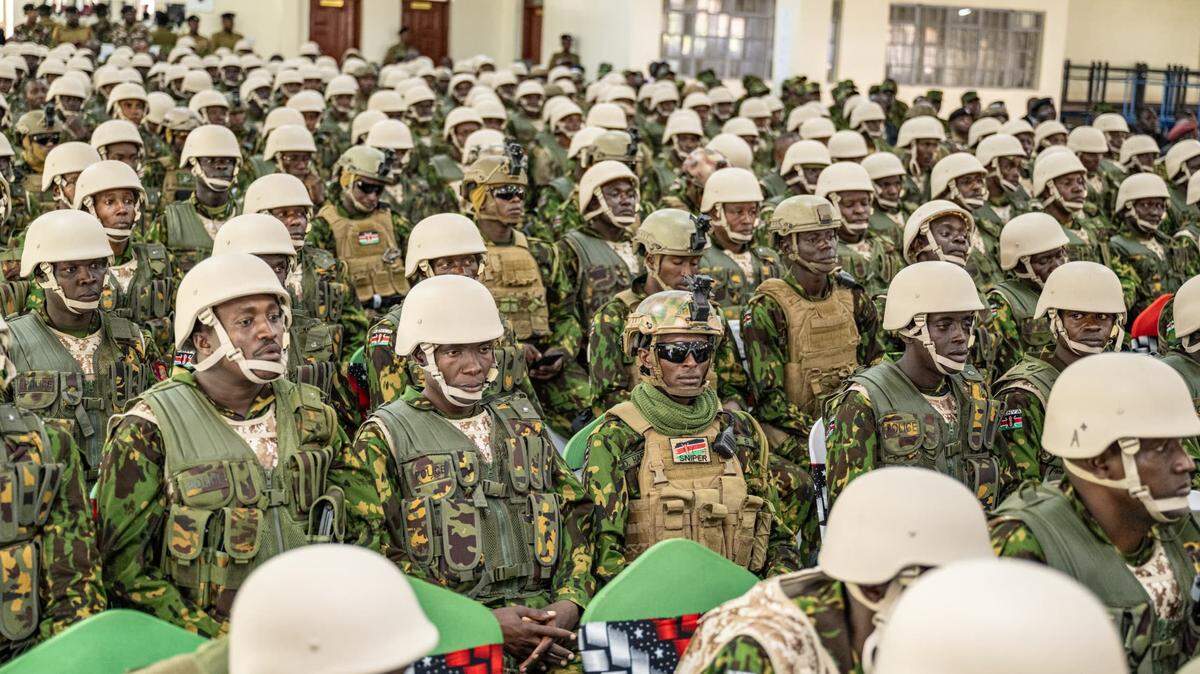 Antes de ser enviados a Haití para ayudar al país a combatir a las letales pandillas delictivas, cientos de policías kenianos se reunieron con el presidente William Ruto en la Escuela de Policía de la Administración, en el barrio Embakasi de Nairobi.