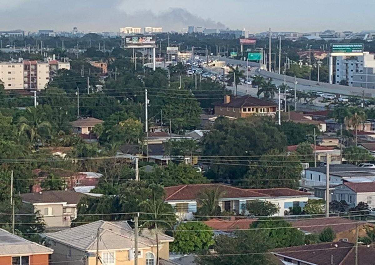 El humo negro del incendio del jueves por la mañana en las instalaciones de Miami-Dade Solid Waste podía verse desde La Pequeña Habana.
