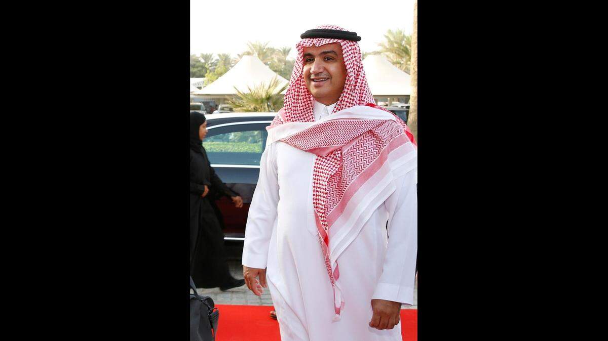 El empresario saudita Waleed Al Ibrahim visto en una foto de archivo del 15 de octubre de 2014, mientras recibía a la reina Rania de Jordania en los estudios de la MBC en Dubái, Emiratos Árabes Unidos.