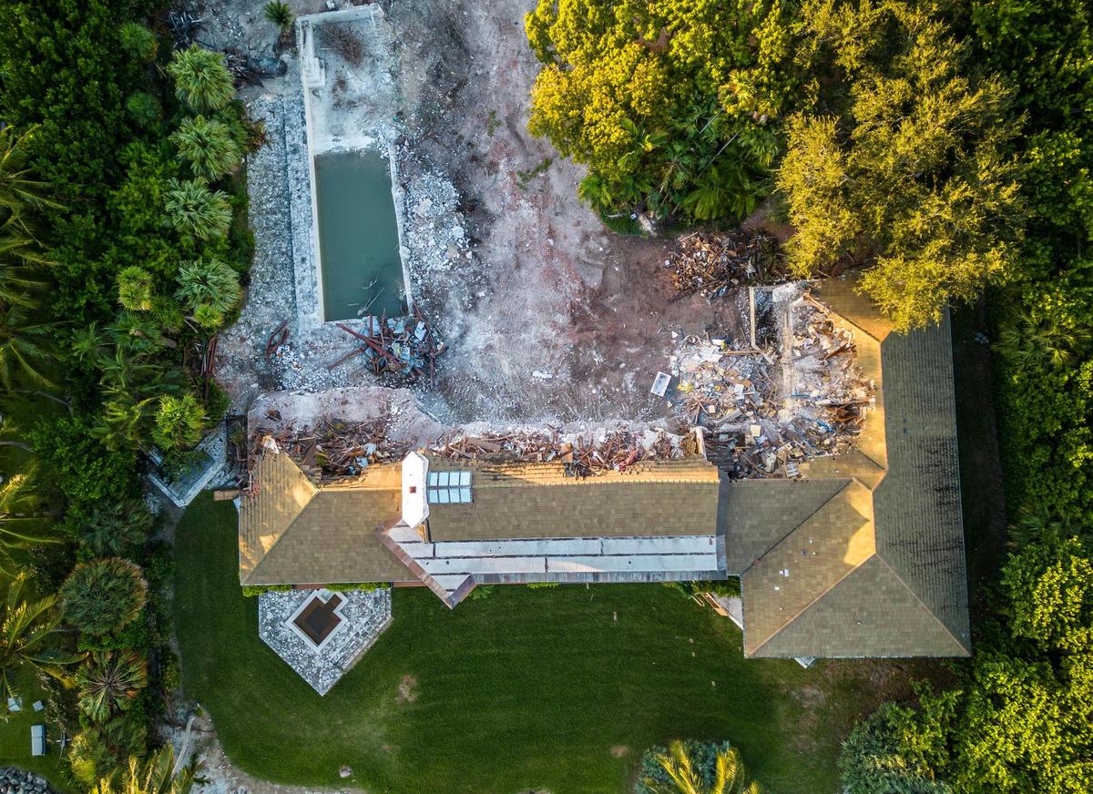 Vista actual del terreno parcialmente vacío de la casa de Coral Gables que el arquitecto Alfred Browning Parker diseñó y construyó para su familia en 1963, ya que el nuevo propietario decidió demolerla a pesar de que la casa es considerada una obra maestra de la arquitectura, el jueves 9 de noviembre de 2023.