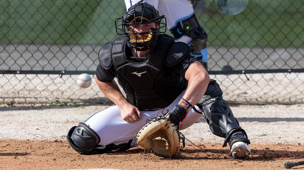 Miami Marlins catcher Liam Hicks (34) run drills during spring training workouts for pitchers and catchers at Roger Dean Stadium in Jupiter, FL, on Wednesday, Feb. 12, 2025.