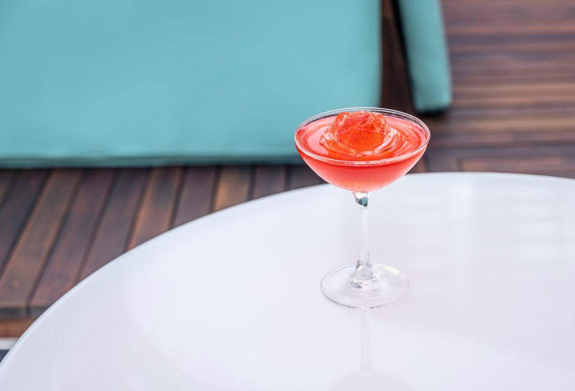 El coctel Rosa Sky lleva el mismo nombre y combina Grey Goose Strawberry Lemongrass, cítricos y vino espumoso rosado vertido sobre un cubito de hielo en forma de rosa.