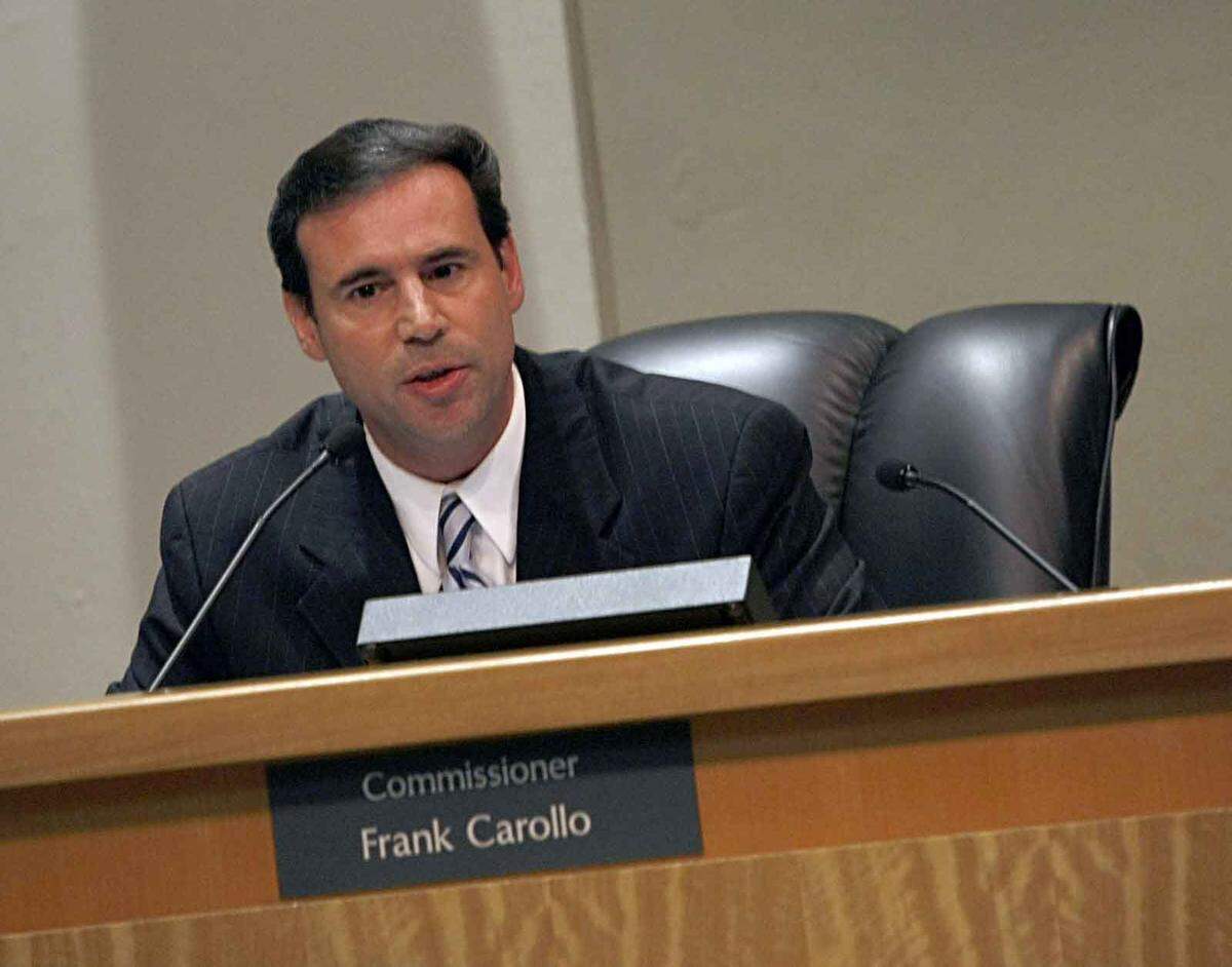 El comisionado de Miami Frank Carollo habla durante una audiencia pública para decidir si se designa o se convoca una elección especial para cubrir los dos escaños vacantes, en el Ayuntamiento de Coconut Grove. Miércoles 25 de noviembre de 2009.