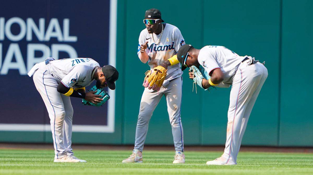 Los jardineros de los Marlins Bryan De La Cruz, Jazz Chisholm Jr. y Jesús Sánchez (de izq. a der.) celebran tras el triunfo ante los Nacionales, el domingo 3 de septiembre de 2023 en Washington.