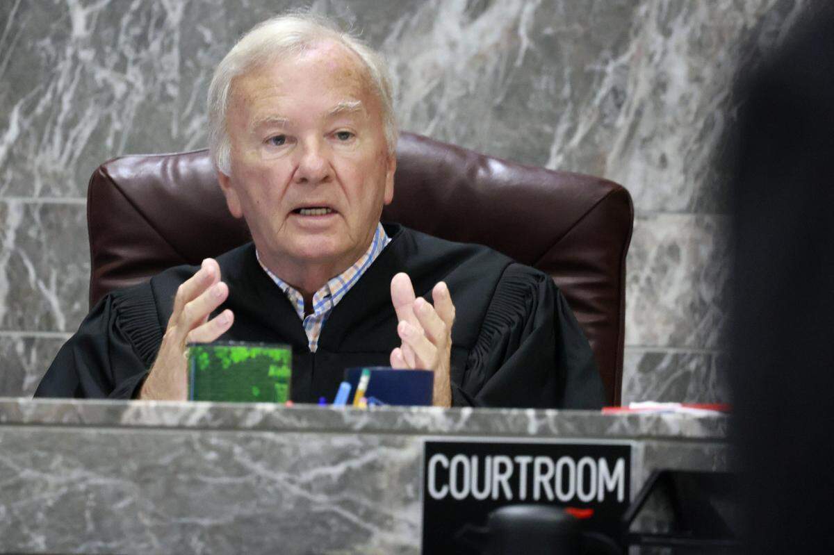 Judge Ernest A. Kollra listens as Jose Mateo’s lawyer Richard Diaz argues Florida’s Stand-Your-Ground statute on Friday, Aug. 22, 2025. Mateo is one of four suspended Miami-Dade police officers charged with manslaughter in the case stemming from the death of UPS driver Frank Ordonez, who was shot by police during a shootout with his kidnappers. On Thursday, Kollra dismissed the charge against Mateo, citing the Florida law.