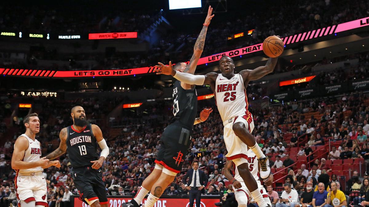 El armador del Heat Kendrick Nunn (25) entra al aro desafiando al escolta de los este 18 de octubre en el AmericanAirlines Arena.