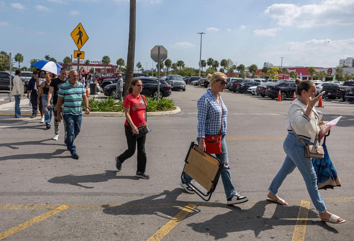 Las personas que llegaron sin cita y que habían estado esperando en fila durante horas fueron admitidas al Centro de Servicio de Vehículos Motorizados y Licencias de Conducir de Seguridad en las Carreteras de Florida y Vehículos Motorizados el miércoles 16 de abril de 2025, en Miami, Florida.