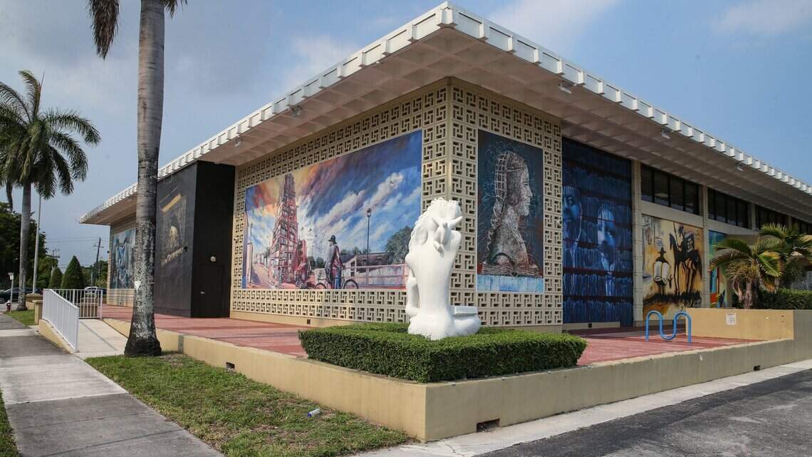 Hialeah impulsa museo de $8 millones en biblioteca JFK; necesidades siguen sin resolver