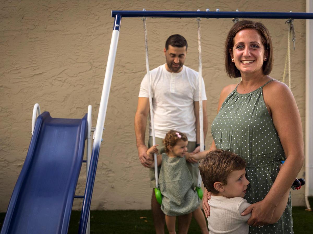 Tracey Hecht, de 36 años, es madre de dos hijos –Henry, de 3 años, y Sadie, de 1– y superviviente de un cáncer de mama. Atribuye a su marido, Ron Hecht, de 35 años, y a sus hijos su fuerza para recuperarse del cáncer y hacer frente a la pandemia del COVID-19.