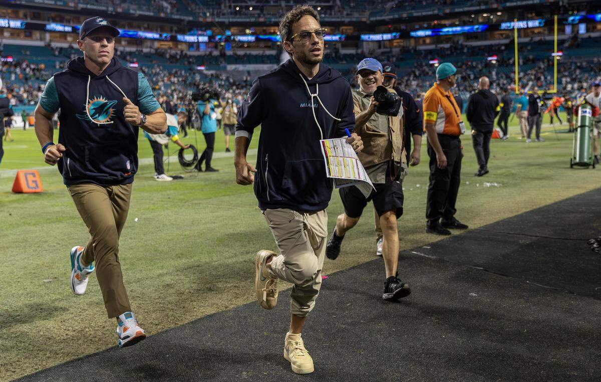 Miami Dolphins head coach Mike McDaniel runs off the field after his team’s 27-21 victory over the New York Jets in an NFL game at Hard Rock Stadium on Monday, Sept. 29, 2025, in Miami Gardens, Fla.