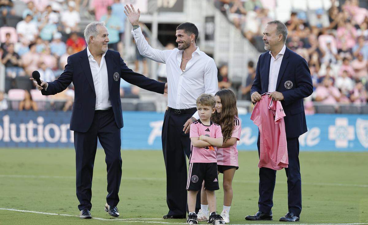 Jorge Mas and José Mas introduce Rodrigo De Paul in a pre-game ceremony before the Inter Miami game against the FC Cincinnati at Chase Stadium in Fort Lauderdale, Florida on Saturday, July 26, 2025.