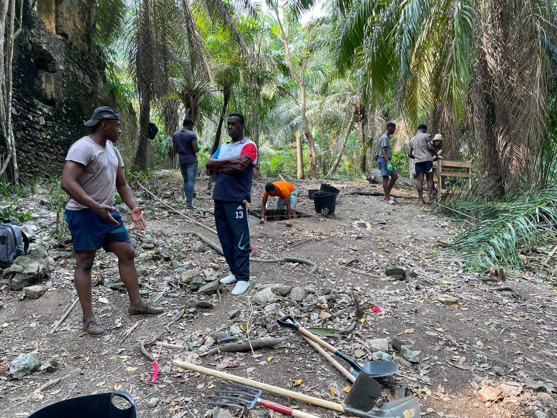 Archaeology students working at the Praia Melão estate during the 2023 excavation season.